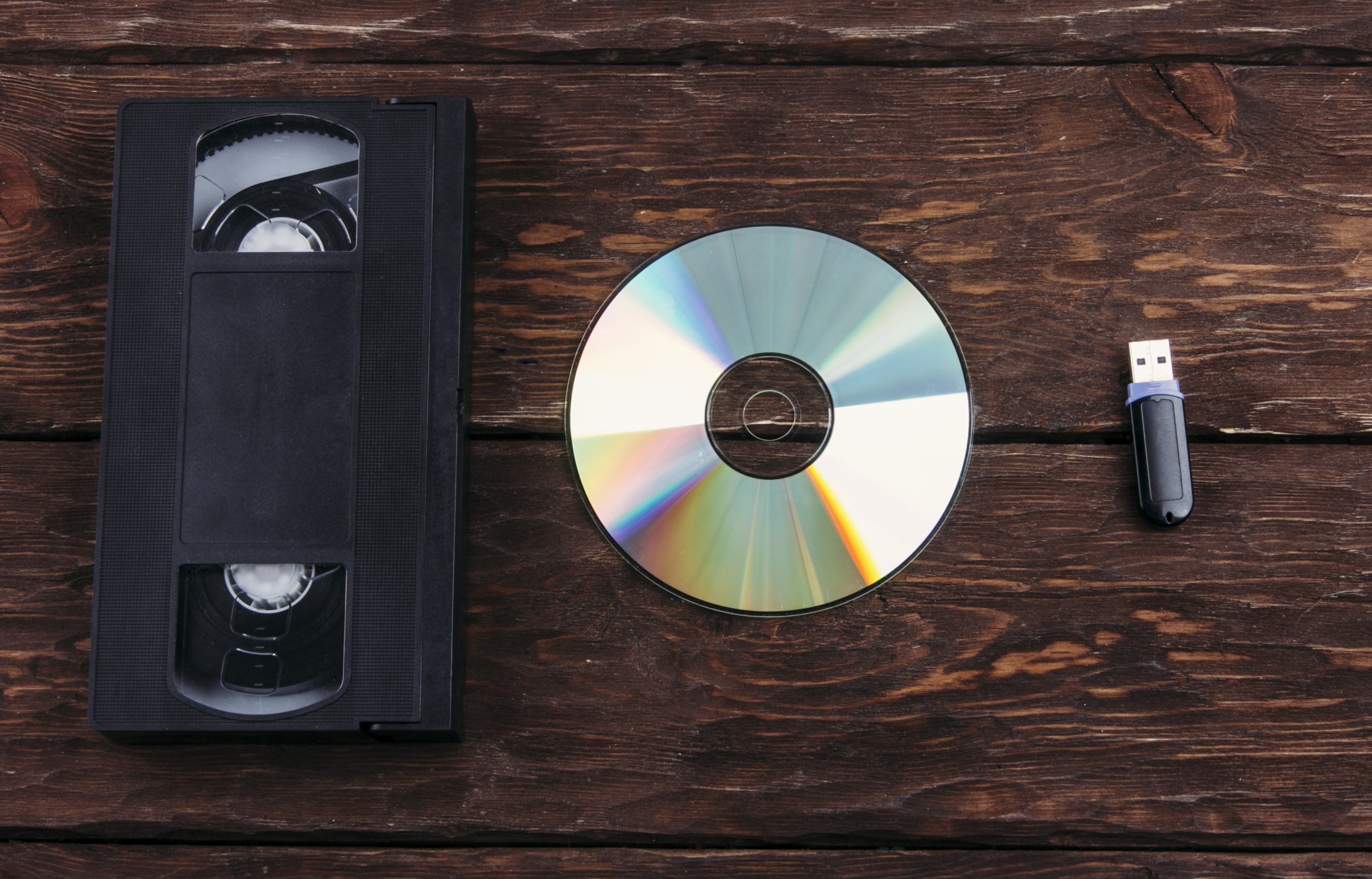 retro-cassettes-wooden-background retro-cassettes-wooden-background